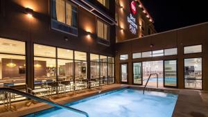 a swimming pool in a building with a hotel at Best Western Plus Settlers Point in Washington