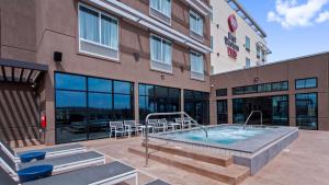a hot tub in front of a building at Best Western Plus Settlers Point in Washington