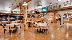 Reštaurácia alebo iné gastronomické zariadenie v ubytovaní Best Western East Zion Thunderbird Lodge