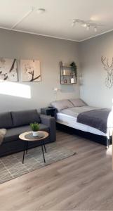 1 dormitorio con cama, sofá y mesa en BergOne en Ytri-Njarðvík