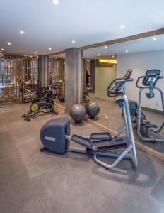 The fitness centre and/or fitness facilities at Reforma Guest House