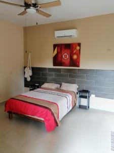 ein Schlafzimmer mit einem Bett und einem Wandgemälde in der Unterkunft VILLAS EL TIO in El Cuyo