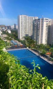 下龍灣的住宿－Hạ Long New Century Hotel，一座大型游泳池,位于高楼前