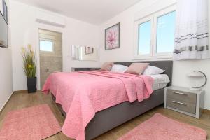 Postel nebo postele na pokoji v ubytování Apartment Seaside Trogir