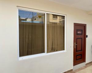 una ventana en una pared junto a una puerta en Garzota Suites Airport Bajos, en Guayaquil