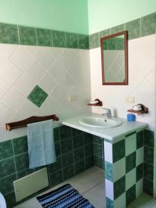 Monolocale Pisturri tesisinde bir banyo