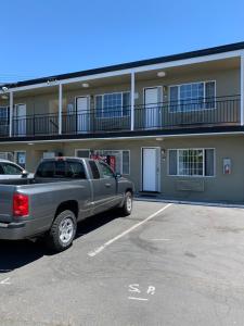 un camión estacionado en un estacionamiento frente a un edificio en Redwood Inn, en Santa Rosa