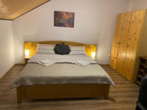 Un dormitorio con una cama con dos libros encima. en Casa Adelmar, en Tulcea