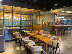 Khu vực lounge/bar tại Tanan Center Serviced Apartments