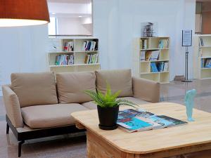 uma sala de estar com um sofá e uma mesa de centro em Luceville em Seogwipo