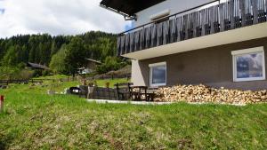 una pila de leña al lado de una casa en Almhaus Frierss, en Verditz 6 fotos más