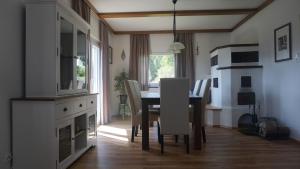 uma cozinha e sala de jantar com mesa e cadeiras em Almhaus Frierss em Verditz