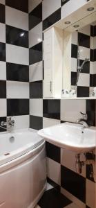 ein schwarz-weißes Bad mit WC und Waschbecken in der Unterkunft 2-комнатная с раздельнвми комнатами, Центр in Dnipro