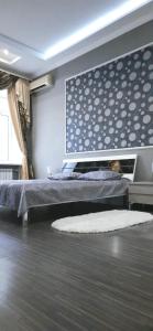 ein Schlafzimmer mit einem Bett mit einer blau-weißen Wand in der Unterkunft 2-комнатная с раздельнвми комнатами, Центр in Dnipro