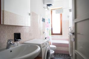 La salle de bains est pourvue d'un lavabo et de toilettes. dans l'établissement YouHosty - Suzzani 269, à Milan