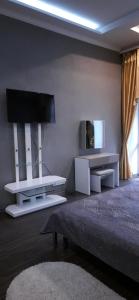 ein Wohnzimmer mit weißen Möbeln und einem Flachbild-TV in der Unterkunft 2-комнатная с раздельнвми комнатами, Центр in Dnipro