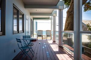 Μπαλκόνι ή βεράντα στο Beach Villa Home - Walk to Beaches Trails Restaurants Activities & more