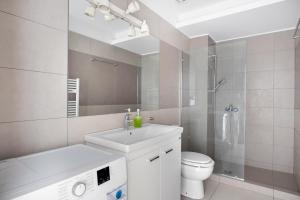 Un baño con lavabo, inodoro y ducha. en Supreme D1 Penthouse 131m² in Syntagma, en Atenas 20 fotos más