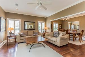 Gallery image of Picture perfect Marina Cove Escape with magnificent lake views in Greensboro