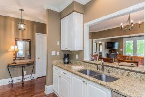 Gallery image of Picture perfect Marina Cove Escape with magnificent lake views in Greensboro