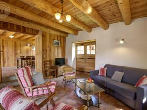 ein Wohnzimmer mit Sofa und Tisch in der Unterkunft Gîte cosy avec jardin privatif et animaux acceptés - FR-1-496-119 in Virigneux