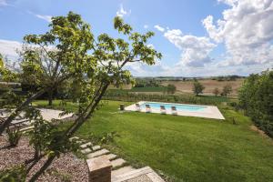 vistas al jardín y a la piscina en Nº18 A Private country hideaway in Monferrato, en Alfiano Natta