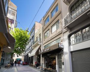 una calle con una tienda al lado de un edificio en Supreme B1 Apartment in Syntagma en Atenas