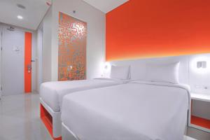 Een bed of bedden in een kamer bij Starlet Hotel BSD City