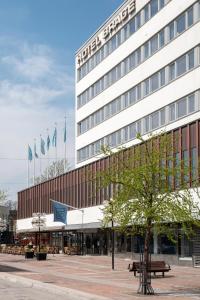 un gran edificio con banderas delante en Elite Hotel Brage - Hotel & Spa en Borlänge