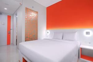 Tempat tidur dalam kamar di Starlet Hotel BSD City