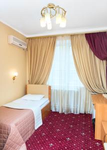 Postel nebo postele na pokoji v ubytování Shine Hotel
