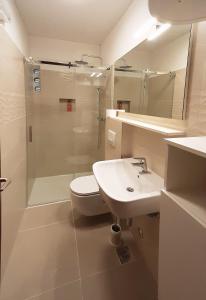 Bilik mandi di Holiday Home Adriana +26 gambar