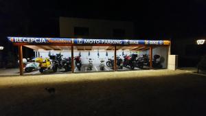 rząd motocykli zaparkowanych w garażu nocą w obiekcie IMBACHHORN Pension in den Alpen w mieście Fusch an der Großglocknerstraße