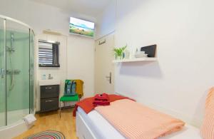 Posteľ alebo postele v izbe v ubytovaní Absteige Innsbruck- Zentrale Ferienapartments