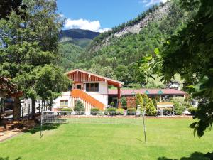 kort tenisowy przed domem w obiekcie IMBACHHORN Pension in den Alpen w mieście Fusch an der Großglocknerstraße