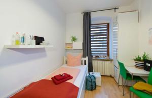Posteľ alebo postele v izbe v ubytovaní Absteige Innsbruck- Zentrale Ferienapartments