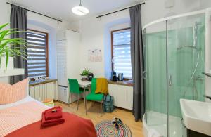 Posteľ alebo postele v izbe v ubytovaní Absteige Innsbruck- Zentrale Ferienapartments