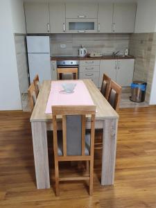 Köök või kööginurk majutusasutuses Maksim Delux Apartman +4 fotot