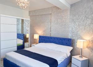 En eller flere senge i et værelse på 5 stars 301 frontal sea view apartment + 13 billeder