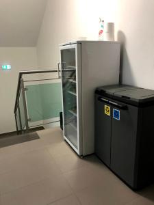 um frigorífico vazio com a porta aberta num quarto em Ubytování Osové em Velké Mezirici