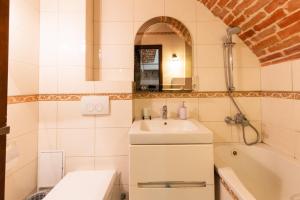 y baño pequeño con lavabo y bañera. en Spirit of old Lviv apartment main square, en Leópolis