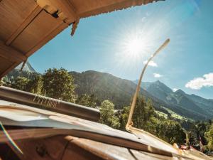 una vista de las montañas desde el interior de un vehículo en Brückenhof en Finkenberg