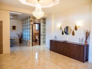 Habitación grande con tocador y espejo. en Village View Afandou, en Afantou 29 fotos más