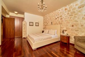 Postel nebo postele na pokoji v ubytování Lila's Luxury Villa