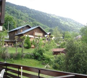 een gebouw met een hek voor een berg bij Appartement idéal été ou hiver, pour skieurs et promeneurs, 4 personnes in Saint-Gervais-les-Bains