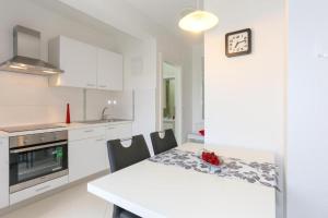 Kuchyň nebo kuchyňský kout v ubytování Apartment in Tribunj with air conditioning, WiFi 4953-1 + 22 fotografií