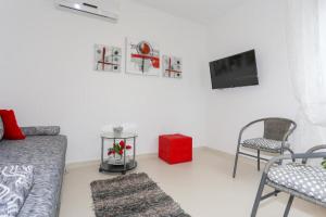 TV a/nebo společenská místnost v ubytování Apartment in Tribunj with air conditioning, WiFi 4953-1