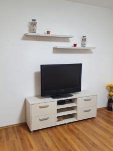 Televiisor ja/või meelelahutuskeskus majutusasutuses Maksim Delux Apartman