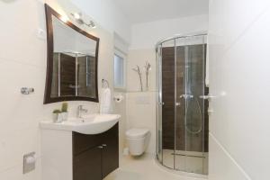 Kúpeľňa v ubytovaní Studio apartment in Tribunj with air conditioning, WiFi 4953-2