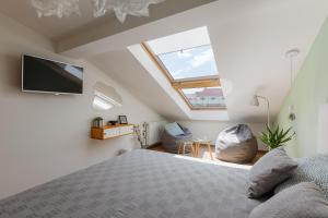 Кровать или кровати в номере Roof Rooms
